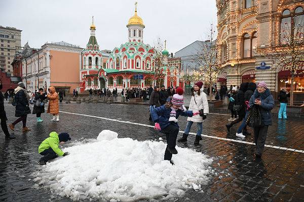 Синоптик объяснил аномальное тепло в России