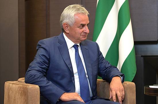 Президент Абхазии Хаджимба отказался уходить в отставку