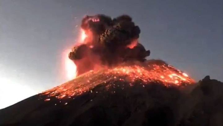 Мексиканский вулкан-хулиган Попокатепетль опять надымил на три километра. Видео