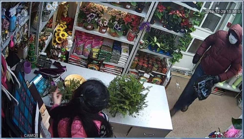 Полицейские Усинска задержали 38-летнего напавшего на цветочный магазин мужчину