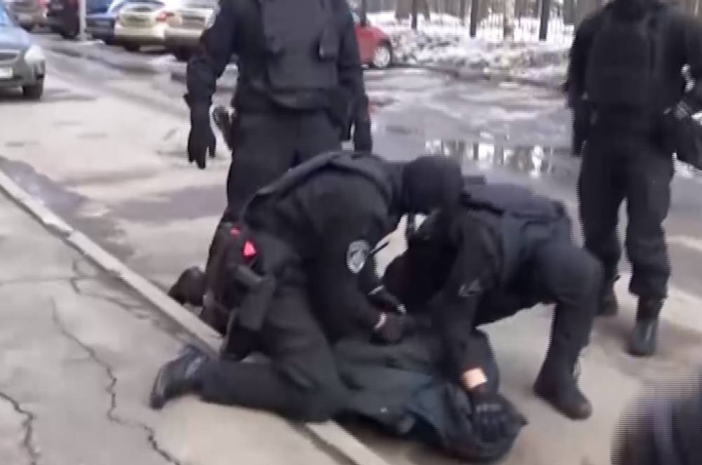 Двенадцать человек обвинили в организации группировки по сбыту наркотиков в Москве