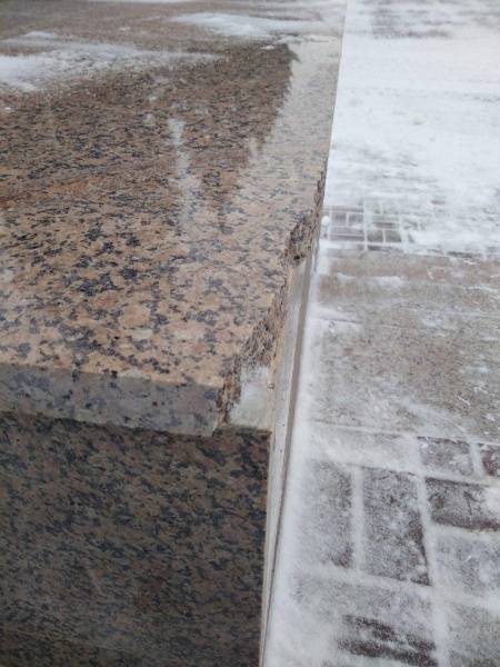 В Челябинске на Театральной площади испортили новые скамейки и сломали гранитную плиту