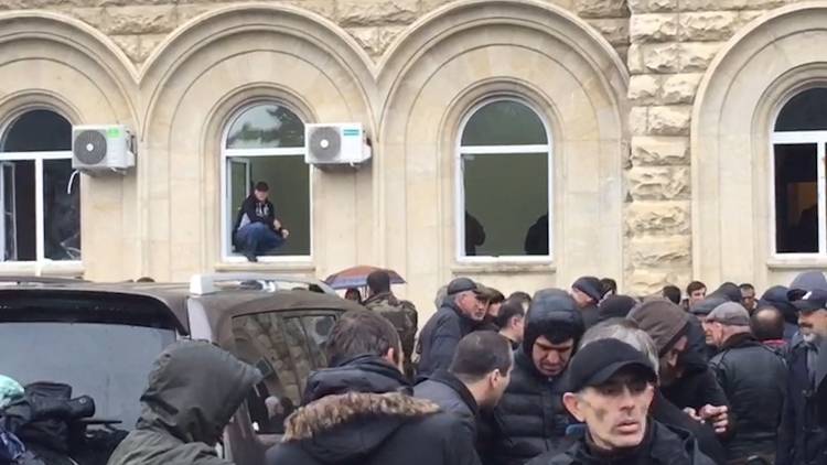 Абхазская оппозиция организовала штаб у администрации президента