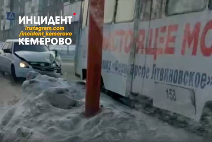 Появилось видео момента ДТП с участием трамвая и легковушки в Кемерове