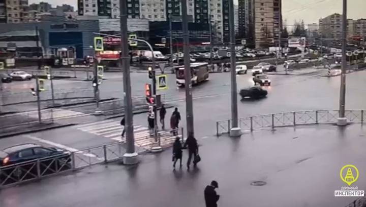 Дерзкий водитель сбил пенсионерку на переходе в Петербурге и скрылся