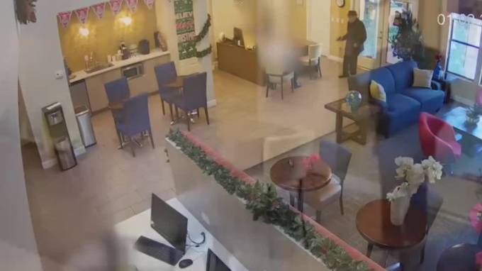 Видео: В Лас-Вегасе 93-летний дед застрелил работника домоуправления из-за прорыва трубы