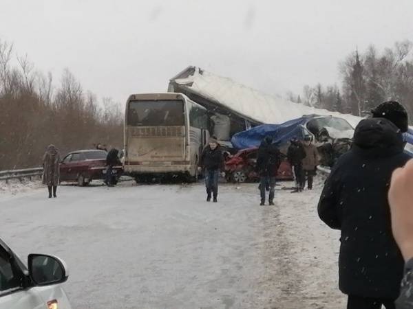 Под Пермью столкнулись автобус, грузовик и несколько легковушек, пострадали девять человек