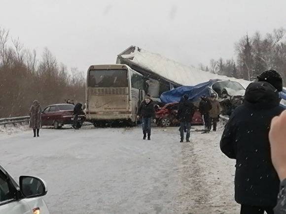 В Пермском крае автобус, в котором ехала спортивная команда, попал в ДТП с пятью машинами