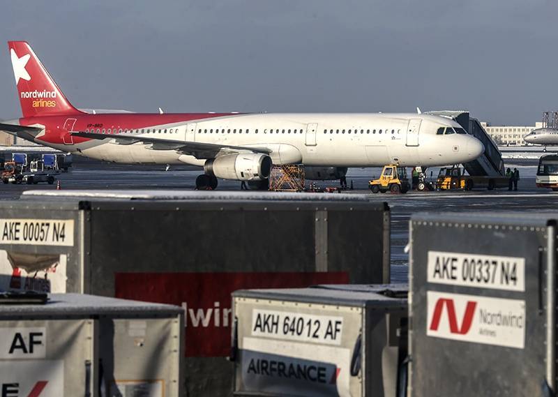 Российский самолет совершил жесткую посадку в Анталье