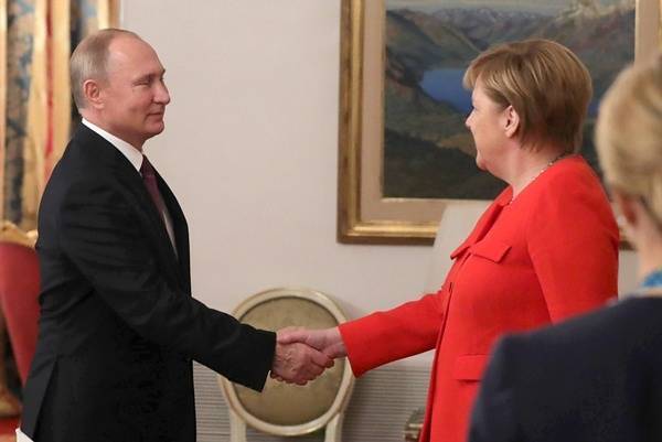 В Германии назвали возможную тему переговоров Путина и Меркель