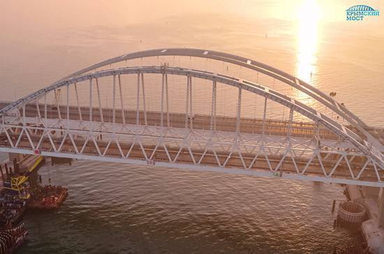 Путин: регулярное грузовое движение по Крымскому мосту начнётся с 1 июля