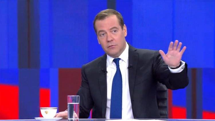 Медведев предложил запретить леденцы и жвачки с никотином во всем Евразийском союзе