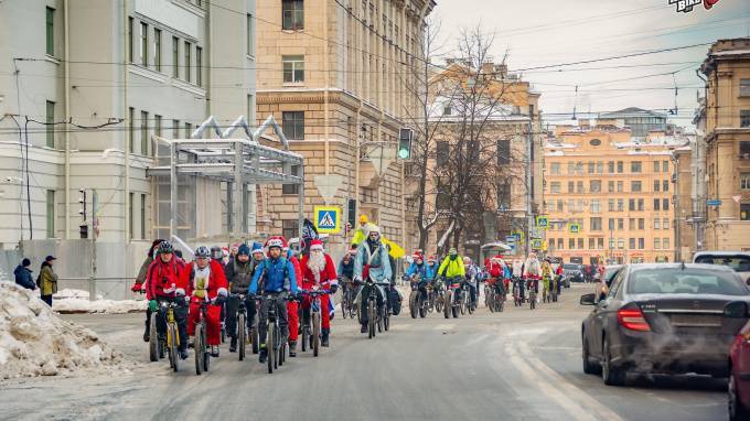 Организаторы Велопарада Дедов Морозов и Снегурочек собрались "разогнать тьму"