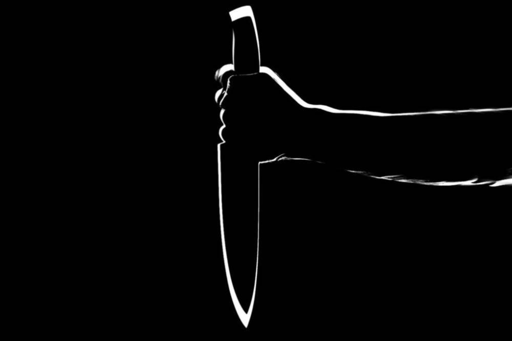 Крымчанка изрезала ножом дядю по совету умершего отца