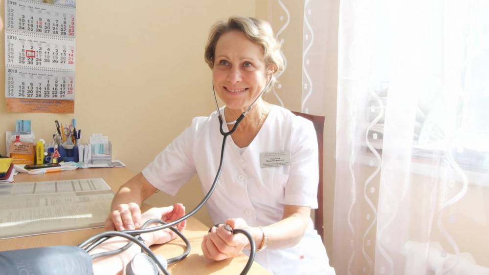 В Архангельске за многолетнюю работу наградили врача-невролога