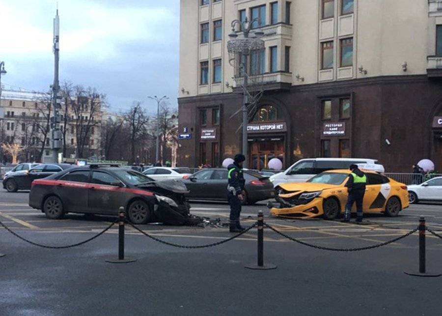 Автомобиль СК России столкнулся с такси в центре Москвы