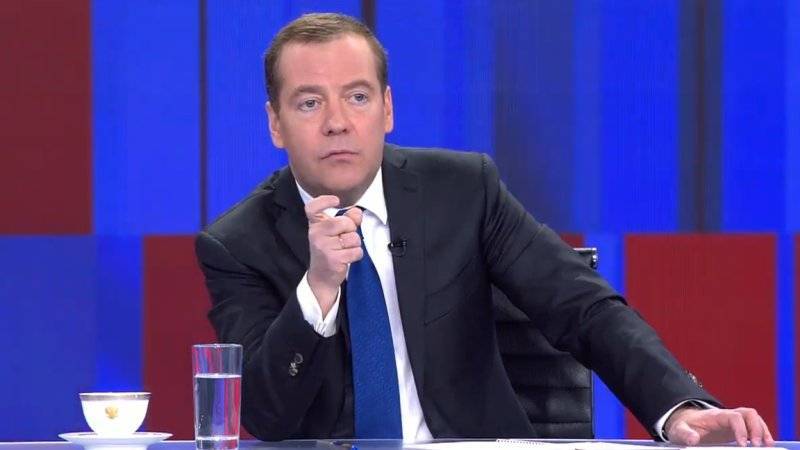 Медведев назвал «редкой гадостью» некурительные смеси с никотином