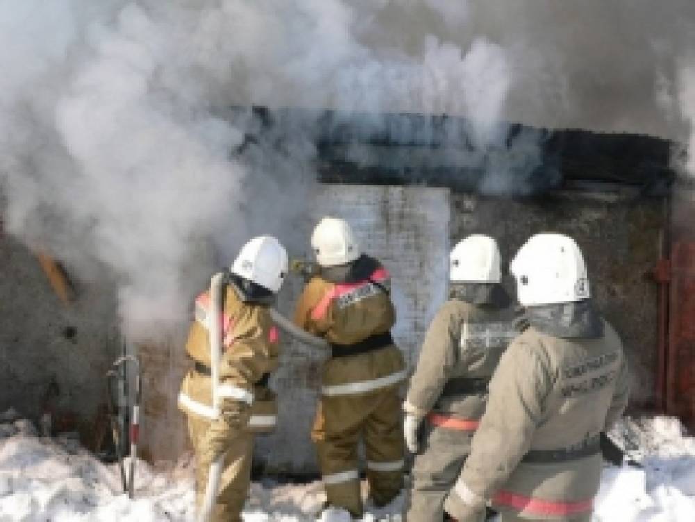 В Сыктывкаре 12 огнеборцев почти три часа тушили пожар в гаражном комплексе