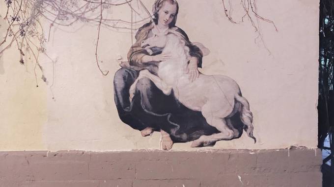 В Петербурге на стене дома появилась "Девушка с единорогом" от Ульяны Полоз