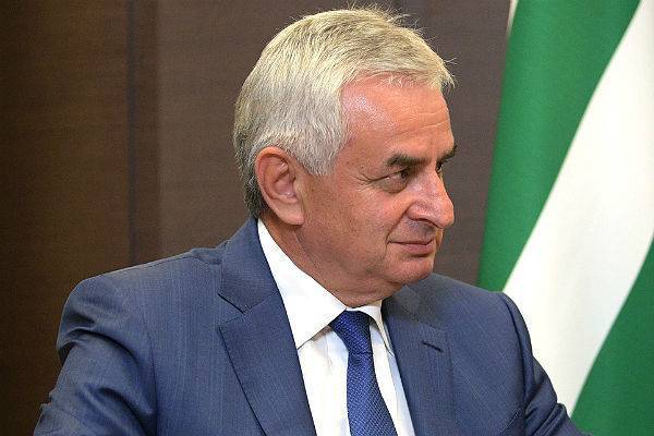 Президент Абхазии Хаджимба вышел на переговоры с оппозицией