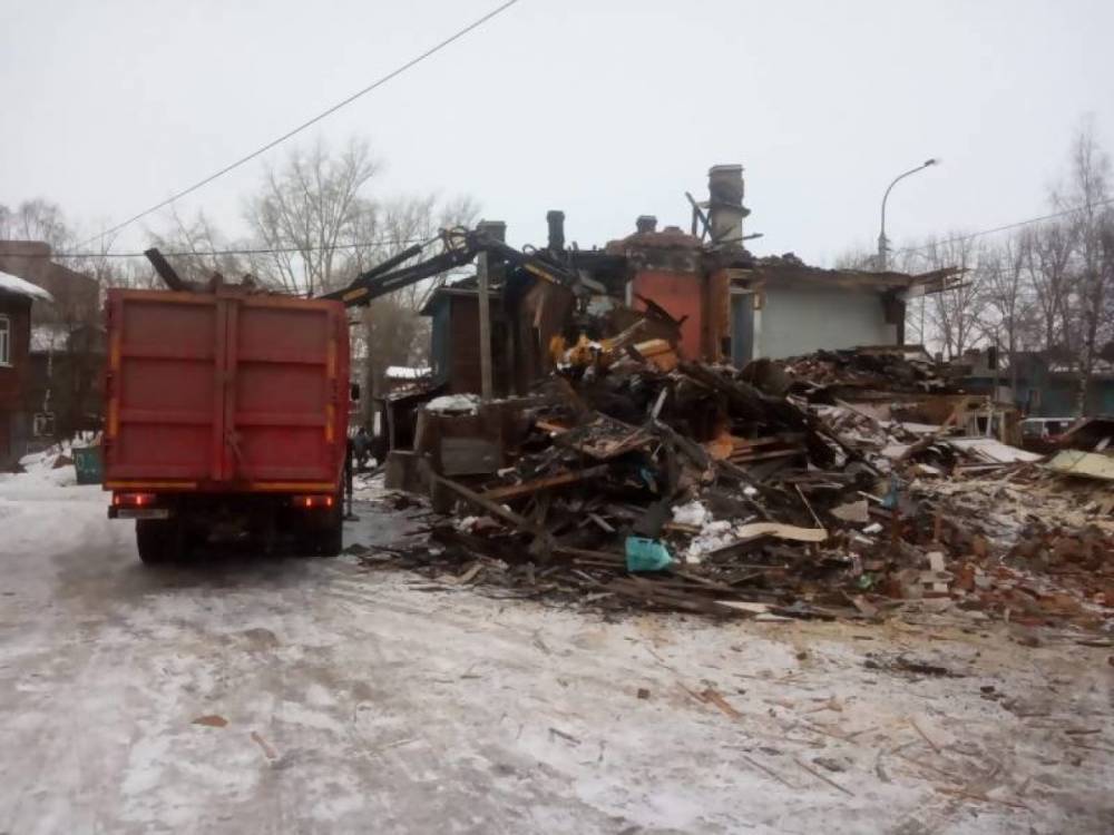 В Архангельске ликвидируют пострадавший от пожара деревянный дом