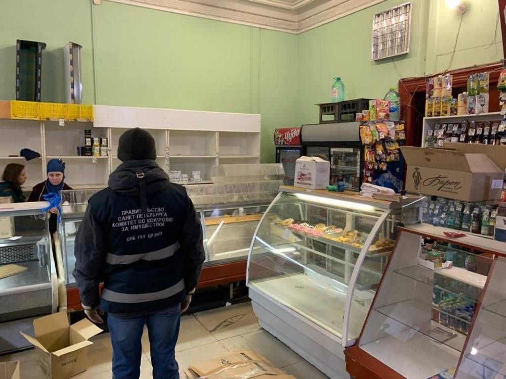 Магазин, кальянную и торговый павильон выселили с незаконно занятых мест в Петербурге