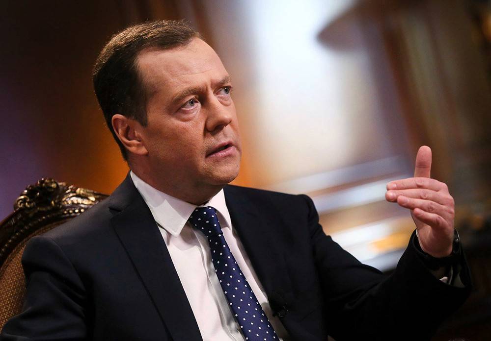 Медведев предложил повсеместно запретить никотиновые смеси