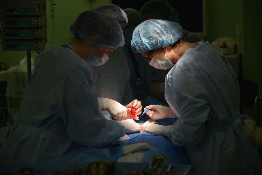 Хирург попал под следствие за участие студентов в семичасовой операции по ампутации