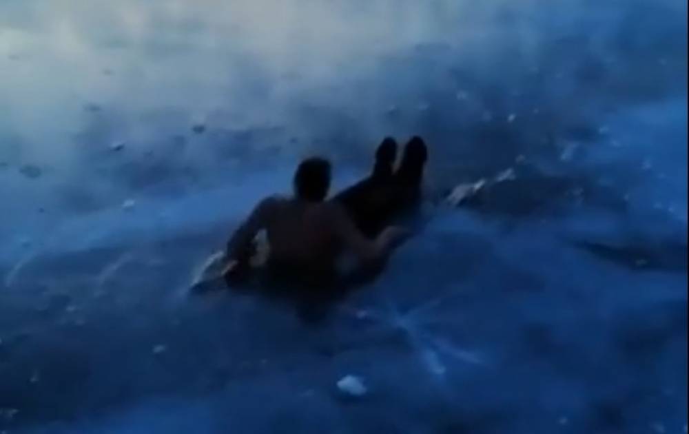 Друзья не помогли мужчине едва не утонувшему на Байкале ради видео