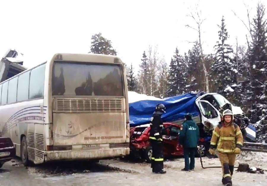 Автобус с детьми разбился в Пермском крае (видео)