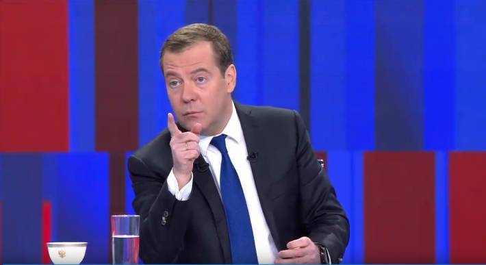 Медведеву доложили о мерах по безопасности полетов над странами Ближнего Востока