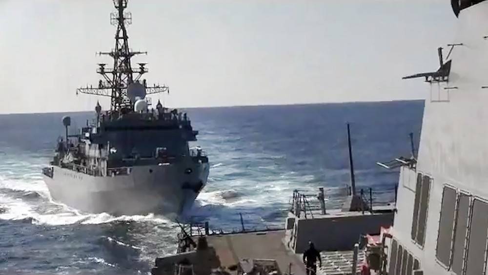 Опасное сближение кораблей США и России попало на видео