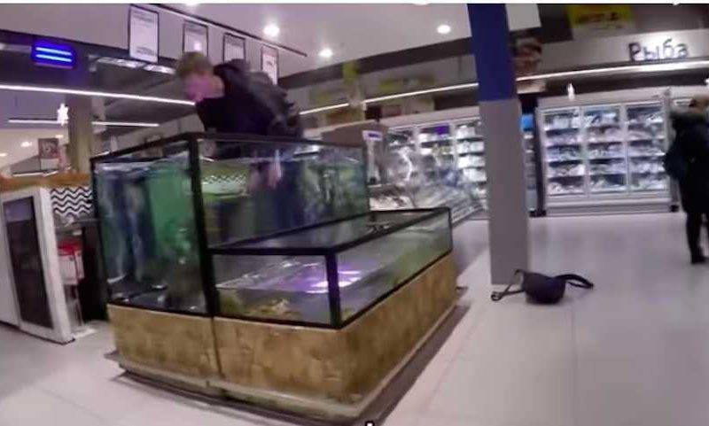 В супермаркете мужчина со словами «Я – карп» бросился в аквариум