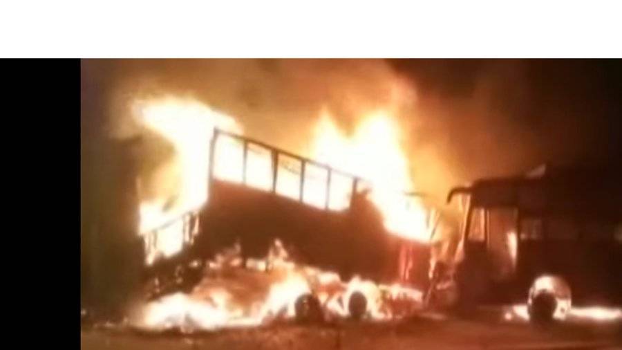Не менее 20 человек стали жертвами ДТП с загоревшимся автобусом в Индии