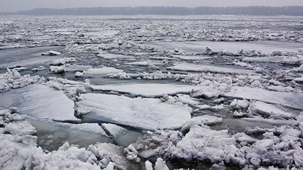 Россияне не стали спасать провалившегося под лед на Байкале друга ради видео