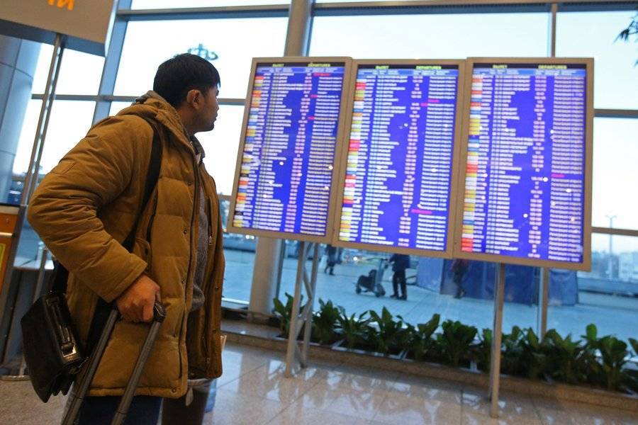 Порядка 40 рейсов задерживают и отменяют в столичных аэропортах