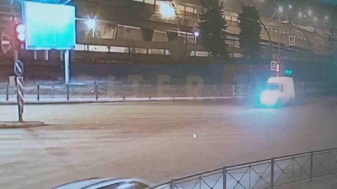 Момент ДТП с седаном и микроавтобусом на Ленинском попал на видео