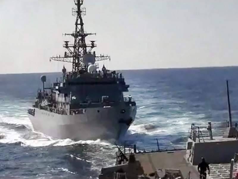 США опубликовали видео опасного сближения своего эсминца с российским крейсером