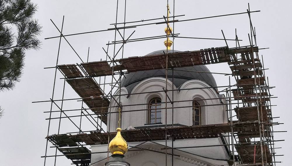 Завершилась реставрация куполов и крестов церкви Сошествия Святого Духа