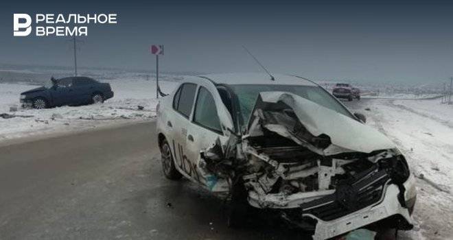 В Татарстане такси Uber столкнулось с легковушкой: есть пострадавший