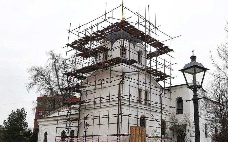 В Зачатьевском монастыре завершили реставрацию куполов и крестов церкви