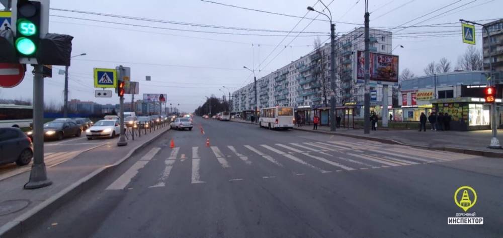Появились фото с места аварии с Lada Priora и двумя пешеходами на Большевиков