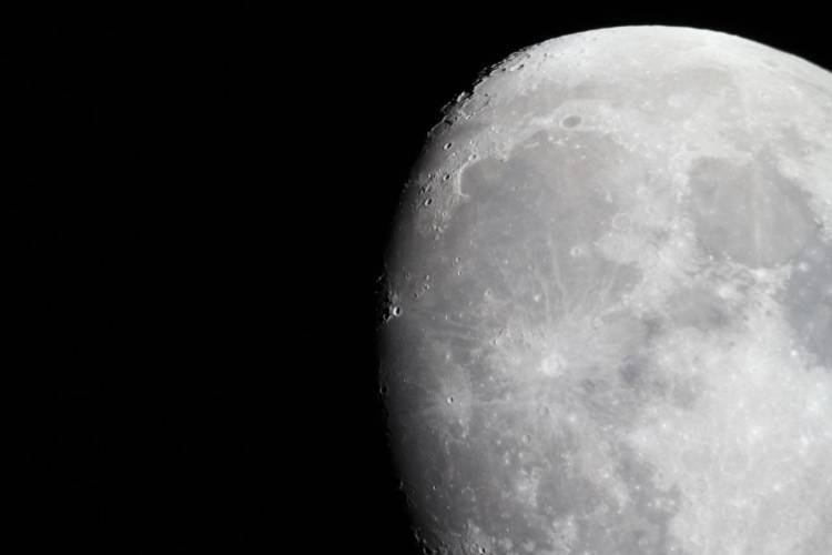 Петербуржцы публикуют в Сети фотографии лунного затмения