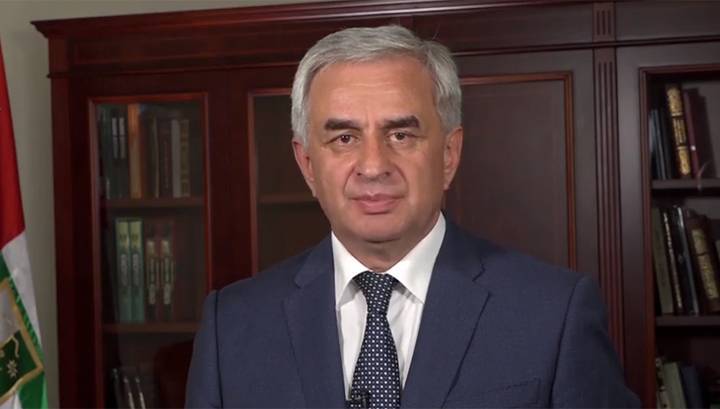 Абхазия: правительство и президент продолжают работу