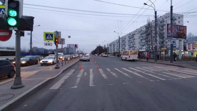 В Петербурге машина сбила на переходе двух человек
