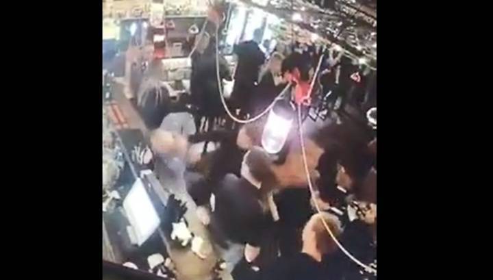 Мужчина жестоко избил посетителя бара в Якутске. Видео