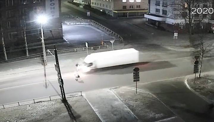 В Карелии водитель грузовика сбил человека, не заметив его на пустой улице. Видео