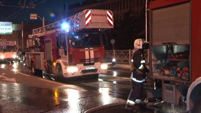 Пожар в квартире на Евдокима Огнева тушили 13 спасателей