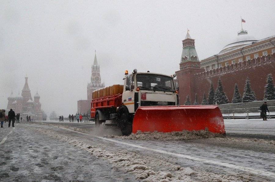 Коммунальные службы продолжают уборку столицы от снега
