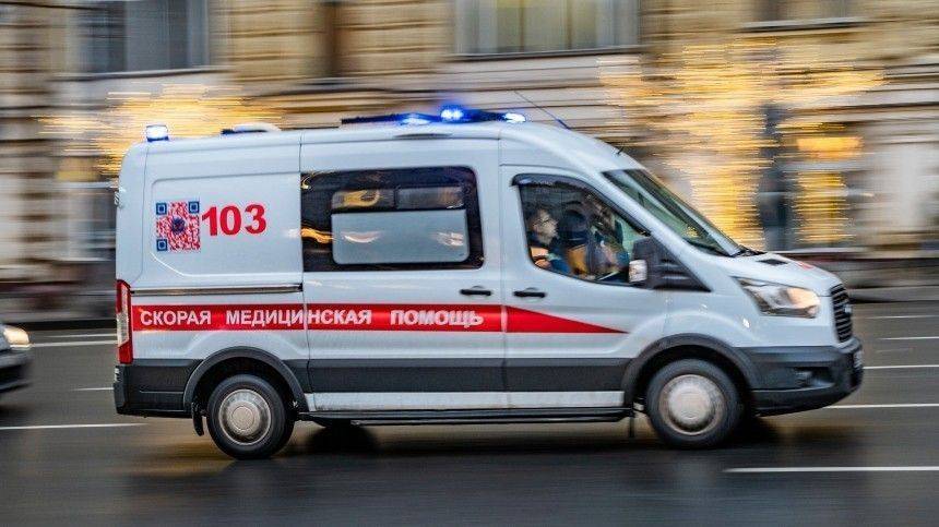 Водитель Lada на скорости сбил двоих пешеходов на «зебре» в Петербурге — страшное видео